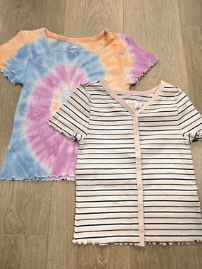 Girl's Short Sleeve Shirt Bundle. Tie dye top. Size 7/8‎ Small. 2 Shirts